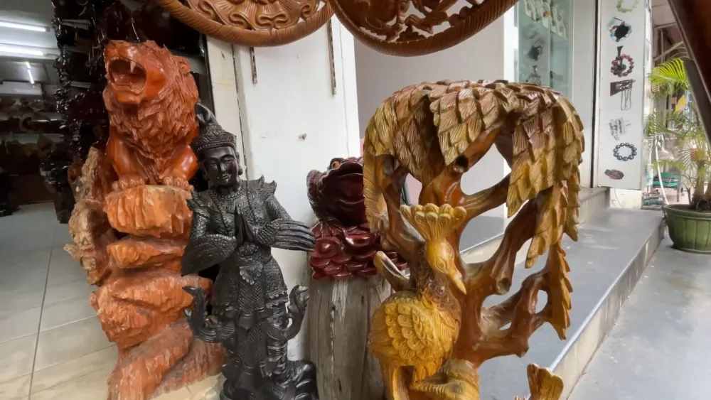 Деревянные статуэтки в сувенирных лавках Мандалая
