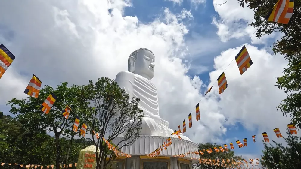 Статуя Будды - повсеместный символ веры во Вьетнаме