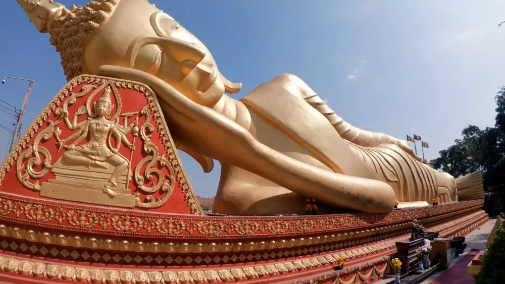 Статуя спящего Будды (Вьентьян)