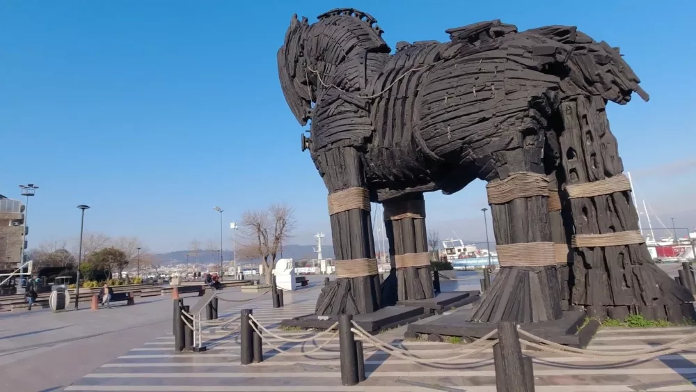 Статуя Троянского коня — подарок прямо из Голливуда