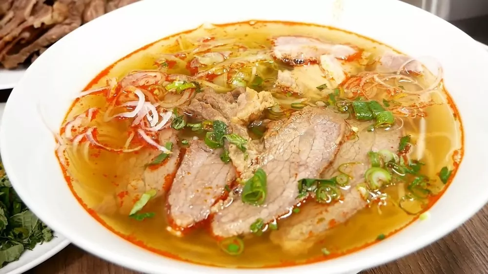 Бун-бо-Хюэ (суп из говядины с лапшой из Хюэ)