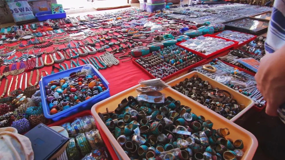 Сувенирные лотки на рынке в Нассау