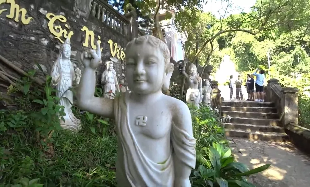 Свастика на груди статуи - символ счастья и процветания