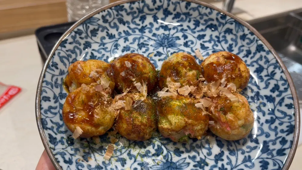 Такояки — популярное японское блюдо, шарики из жидкого теста с начинкой из отварного осьминога