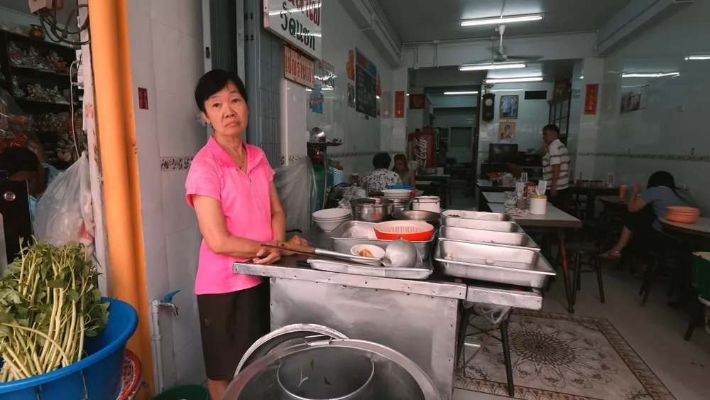 Тайцы-пенсионеры вынуждены работать