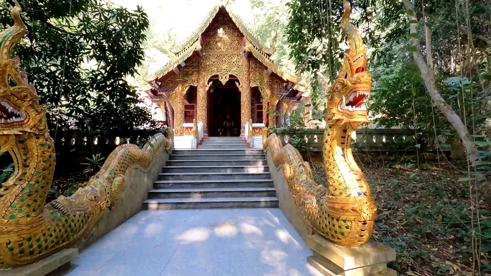 Центральный вход храма Там Пха Флонг