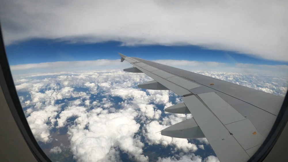 Сидеть у окна самолета при страхе летать - не лучшая идея