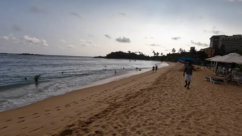 Унаватуна — прибрежный населенный пункт в Шри-Ланке около города Галле. Одно из основных туристических мест Шри-Ланки, известное пляжами