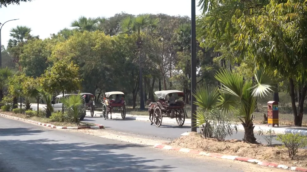 В качестве транспорта в Мьянме используются и конные повозки