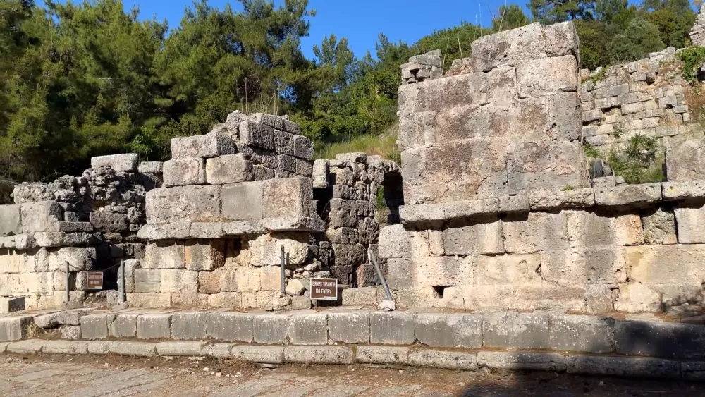 В руинах древних городов - Фазелис и Олимпос