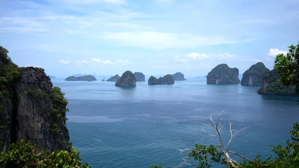 В Таиланде очень много островов - как обжитых, так и необитаемых