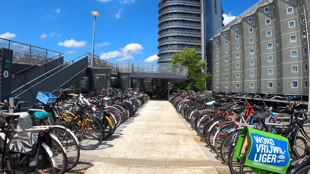 Велосипед - основной транспорт в Нидерландах