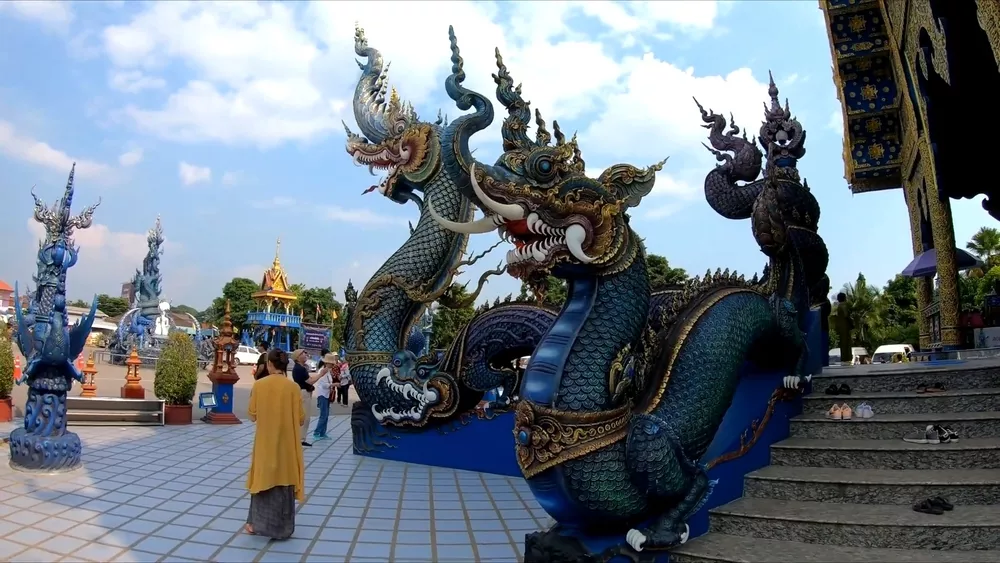 Вход в храм Wat Rong Suea Ten
