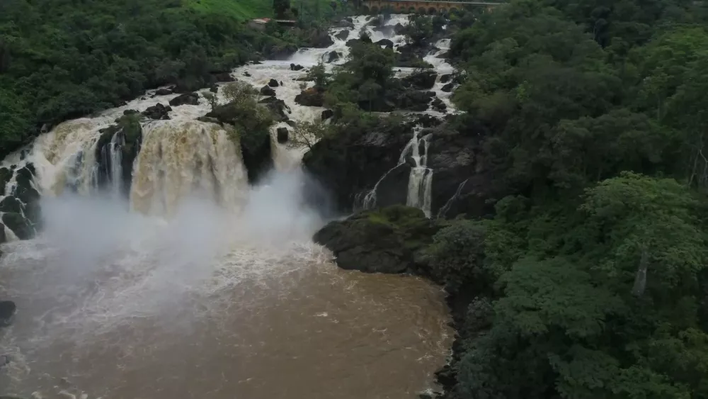 Водопад Бинга, считающийся одной из самых посещаемых достопримечательностей Южной Кванзы