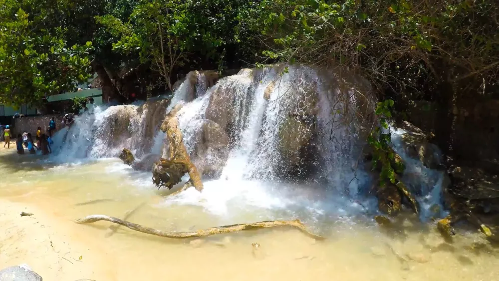 Водопад в окрестностях Очо-Риос (Ямайка)