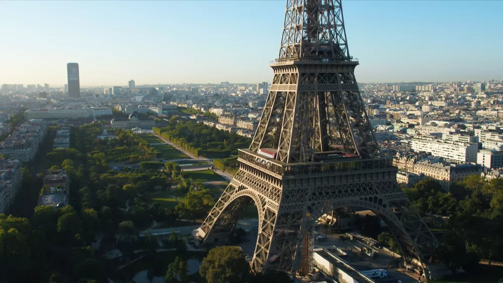 Знаменитая Эйфелева башня в Париже